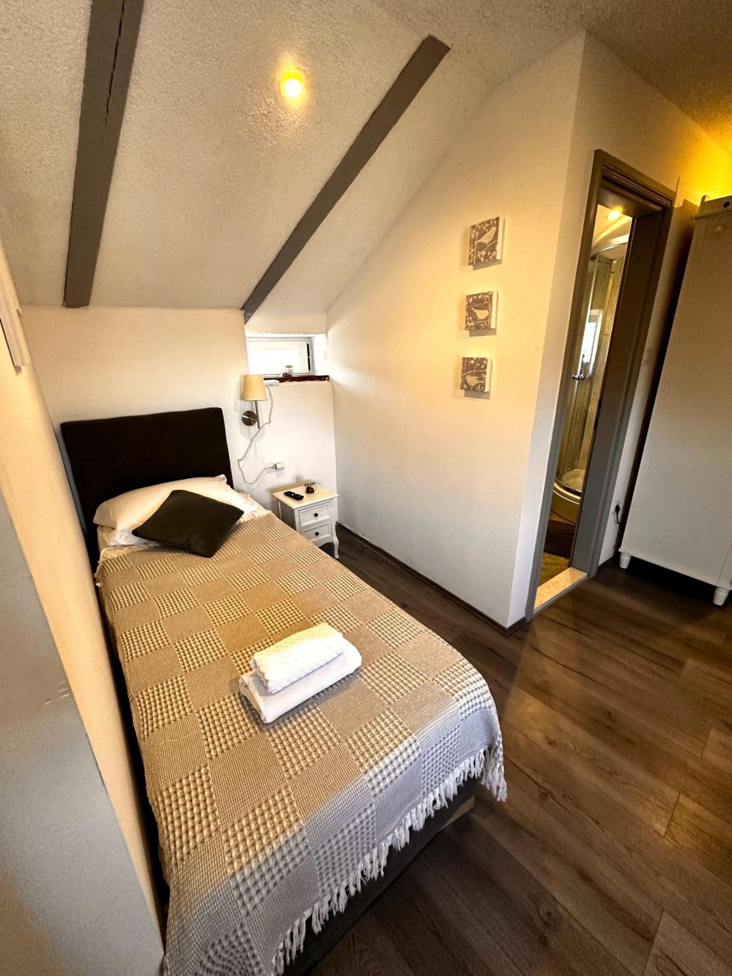 XIV Century Rooms Kaštela Værelse billede